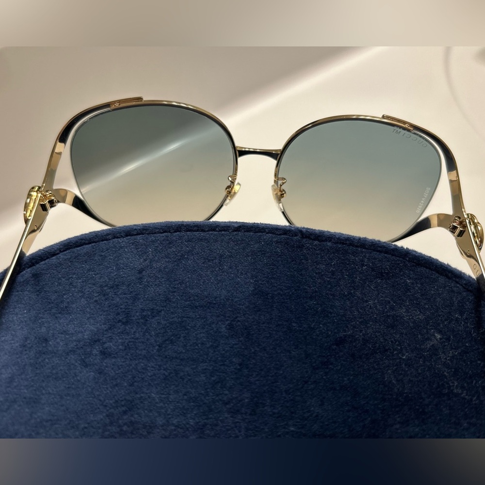 Gucci
63mm Gradient Oversize
Open Temple Round
Sunglasses - Picture 8 of 11